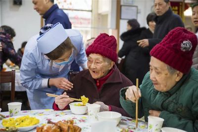 特殊家人陪過小年，社區(qū)老人空巢不空心